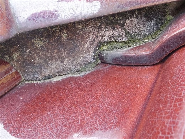 棟の下の漆喰の劣化